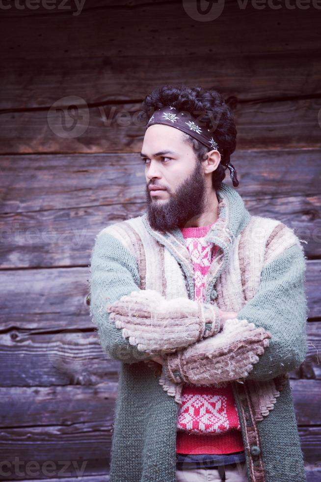 portrait de jeune hipster devant une maison en bois photo