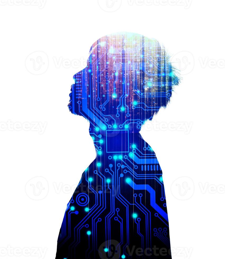 pensez aux humains et à la technologie dans le monde virtuel. le concept de technologie IA qui joue un rôle chez les êtres humains. silhouette de personnes avec des circuits électroniques sur fond blanc photo