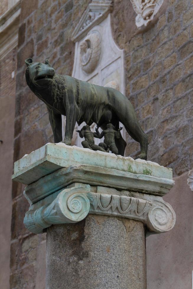rome, italie, 2022 - ruines de construction et colonnes antiques à rome, italie photo