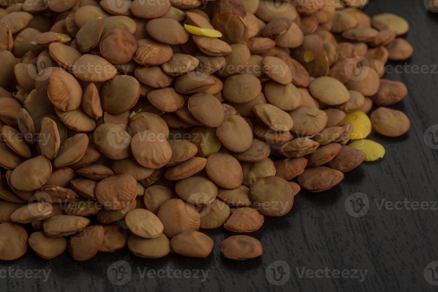 lentilles crues sur fond de bois photo