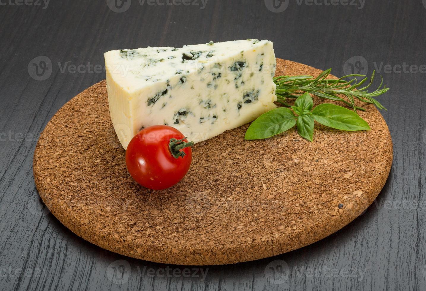 fromage bleu sur fond de bois photo