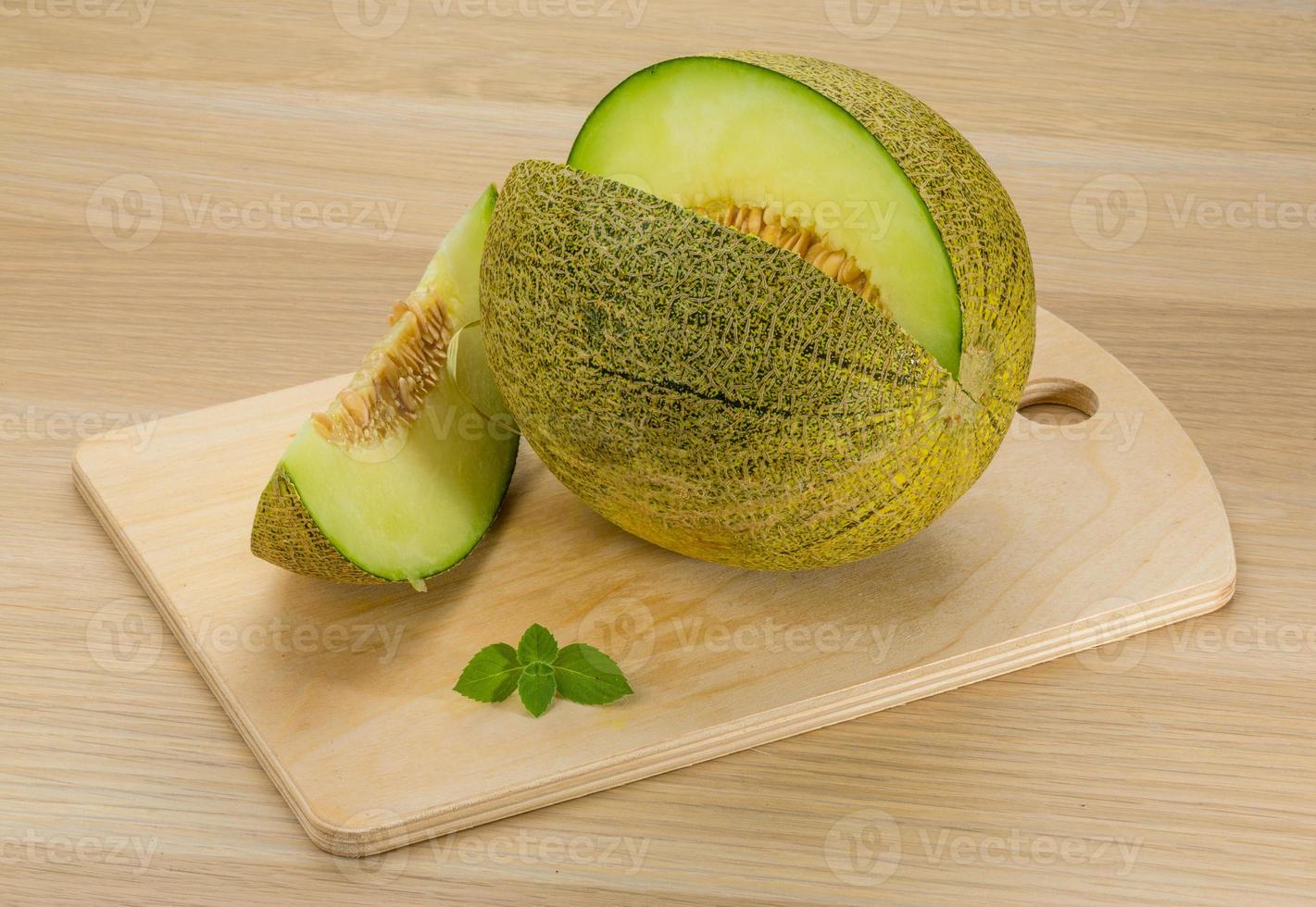 melon sur fond de bois photo