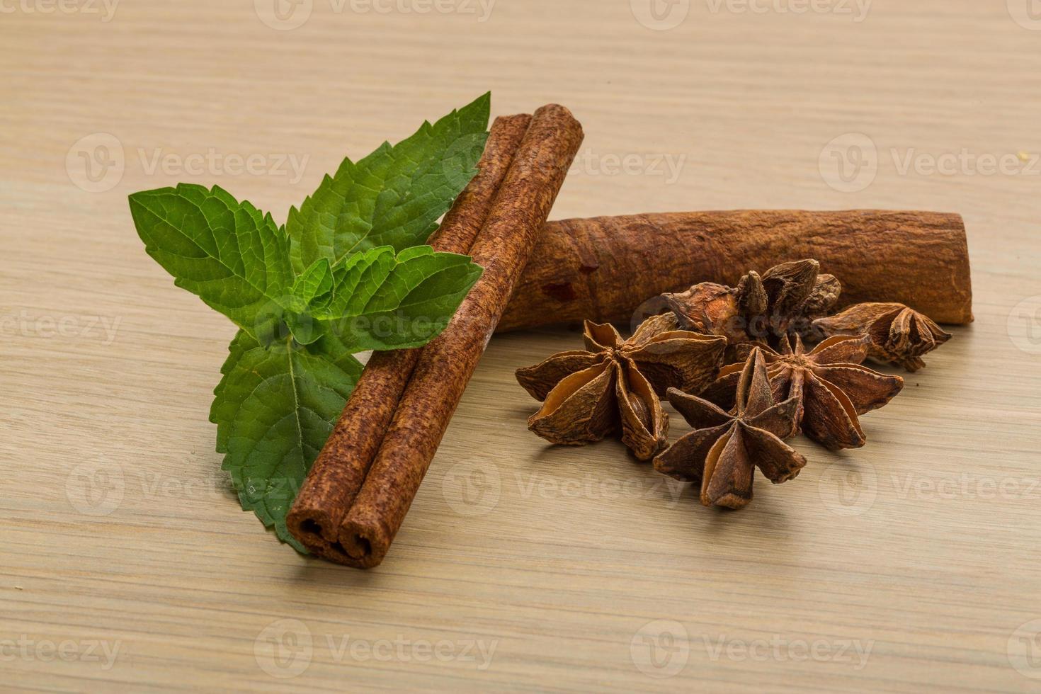 bâtons de cannelle et anis étoilé sur fond de bois photo