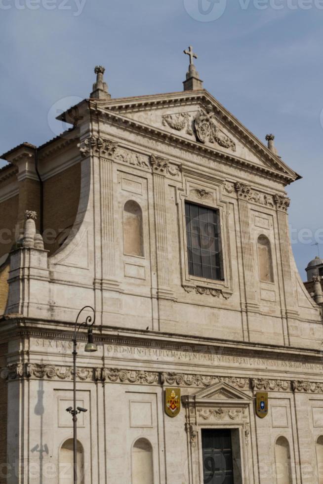 grande église au centre de rome, italie. photo