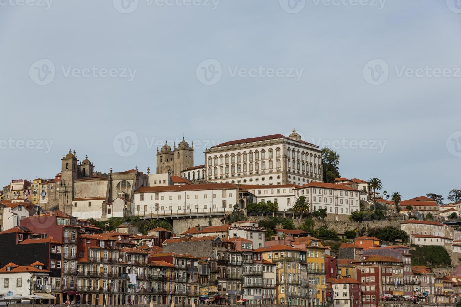 vue sur la ville de porto au bord de la rivière ribeira et bateaux à vin rabelo sur le fleuve douro portugal une ville du patrimoine mondial de l'unesco. photo