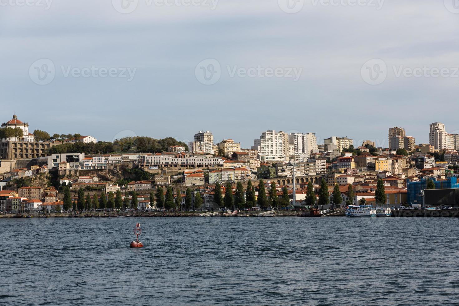 vue sur la ville de porto au bord de la rivière photo