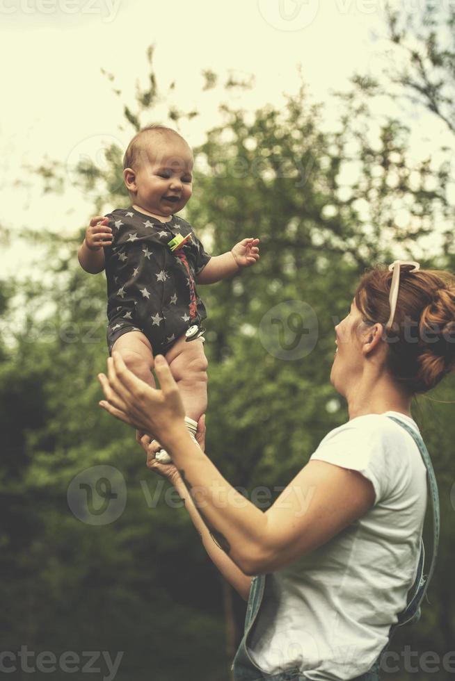 femme avec bébé dans la nature photo