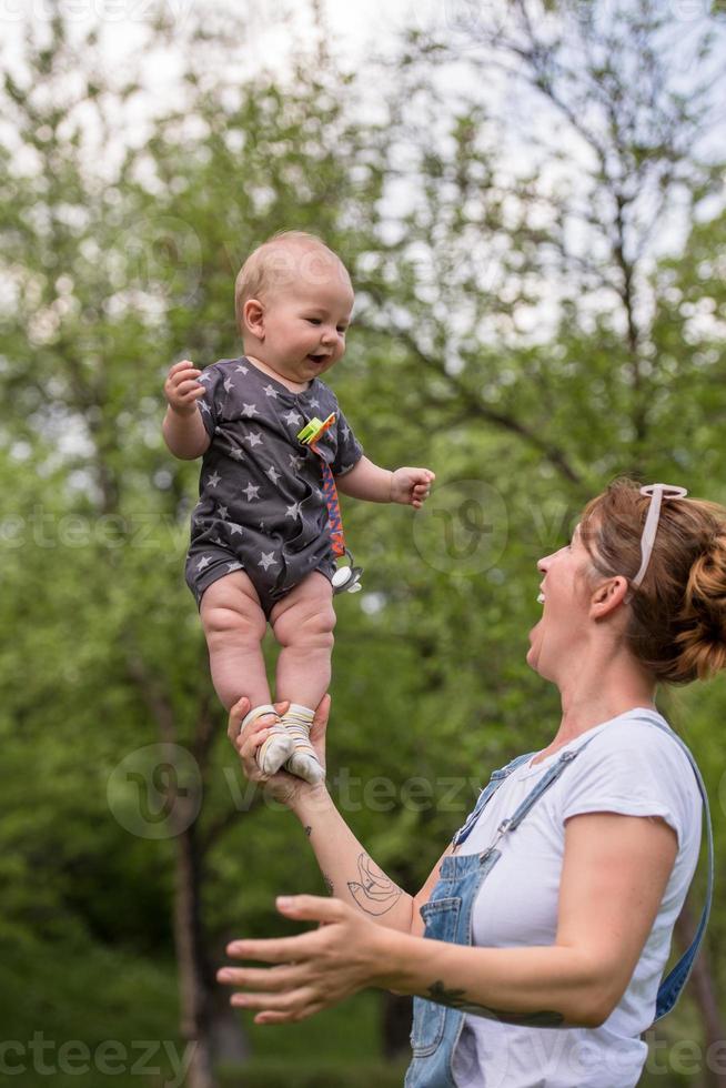 femme avec bébé dans la nature photo