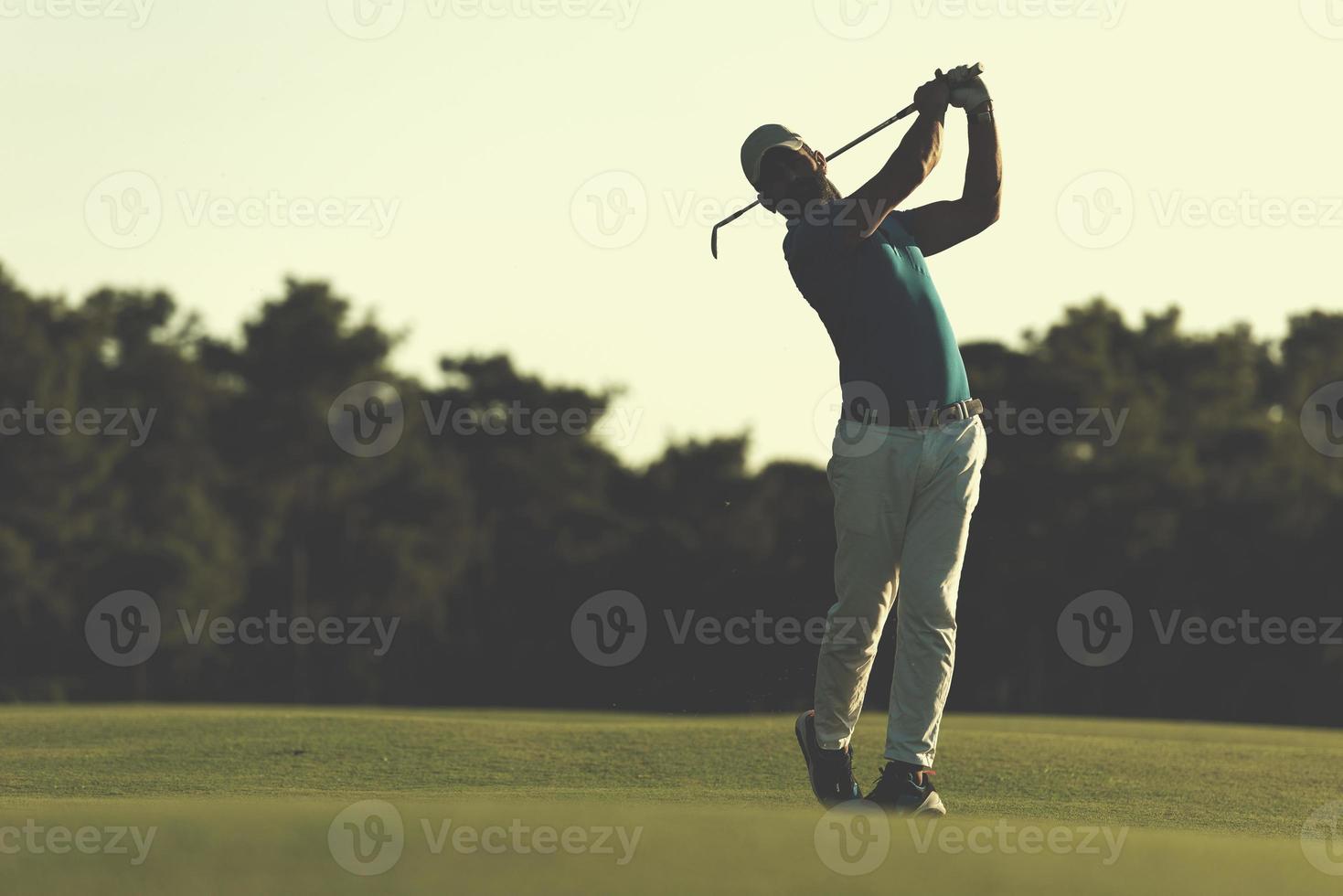 golfeur frappant un long coup photo