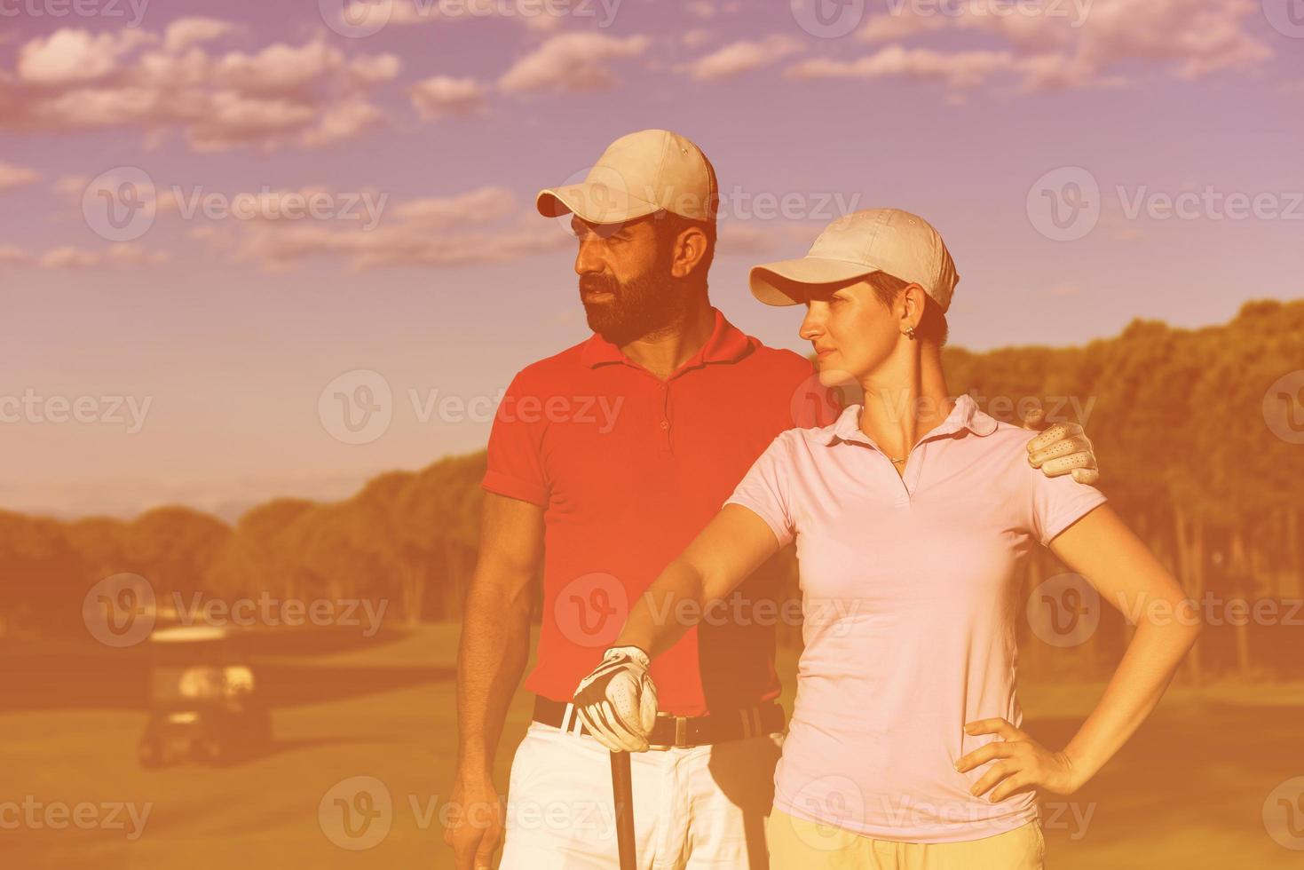 portrait de couple sur un terrain de golf photo