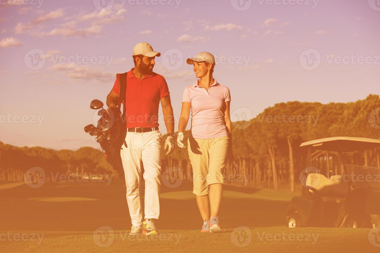 couple marchant sur un terrain de golf photo