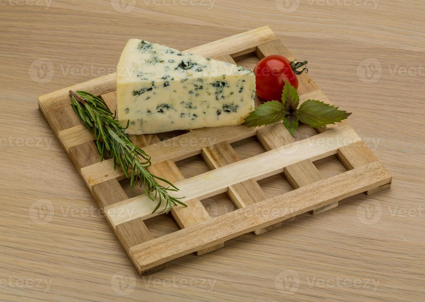 fromage bleu sur fond de bois photo