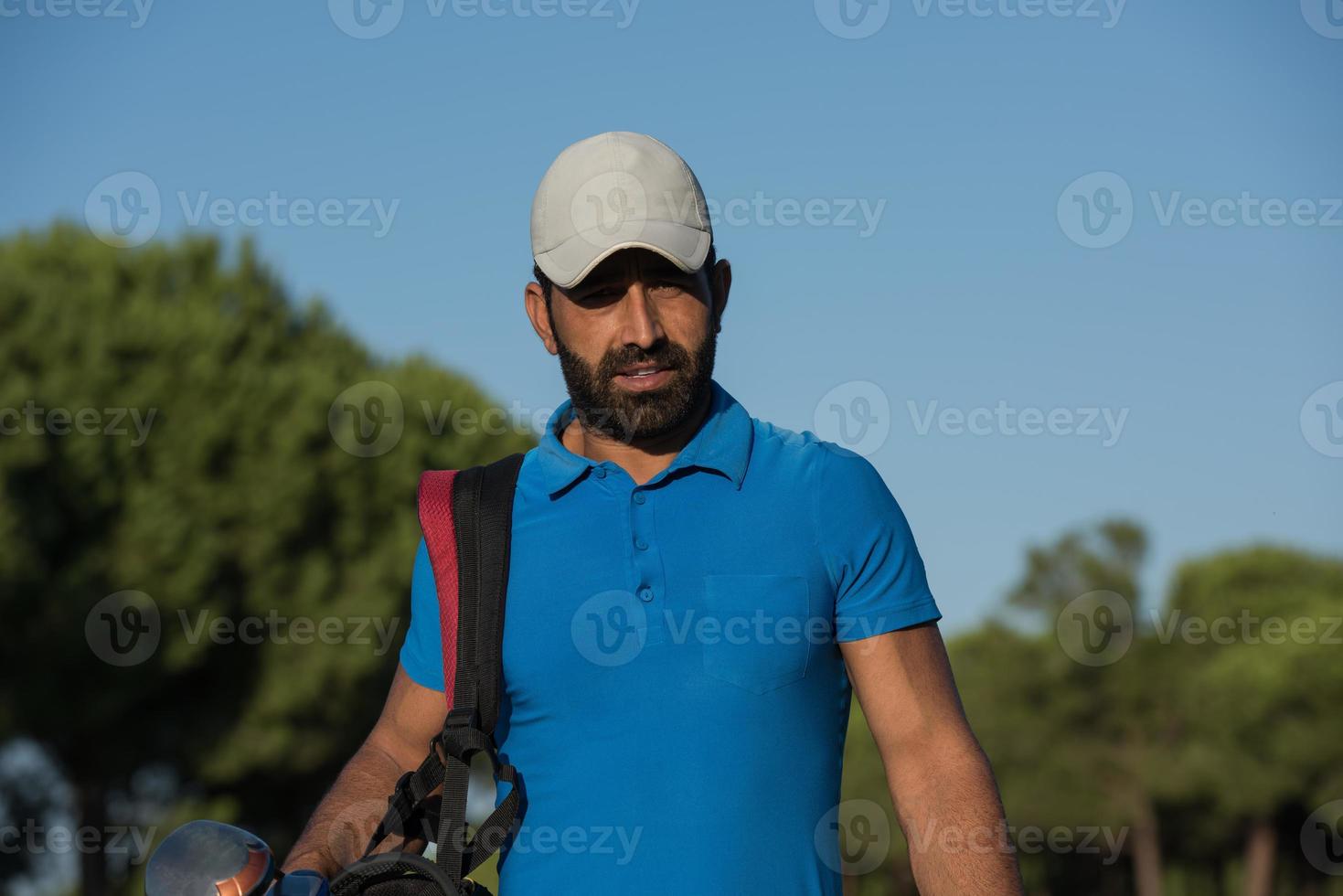 portrait de golfeur au terrain de golf photo