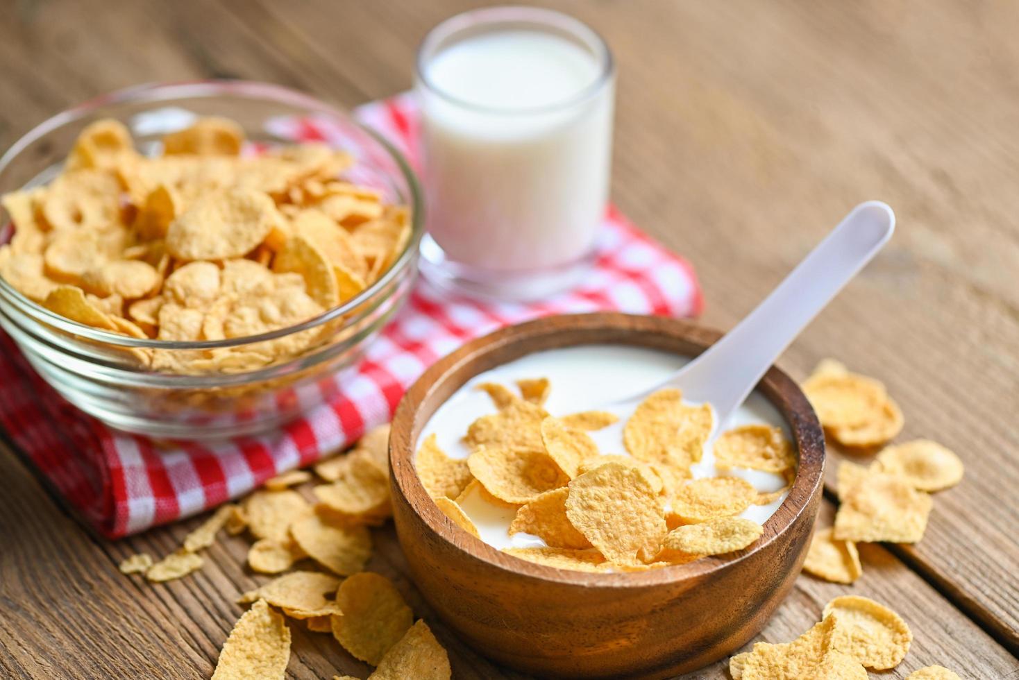 cornflakes avec du lait sur fond de table en bois, cornflakes bol petit-déjeuner et collation pour un concept d'alimentation saine, petit-déjeuner matinal céréales complètes fraîches photo