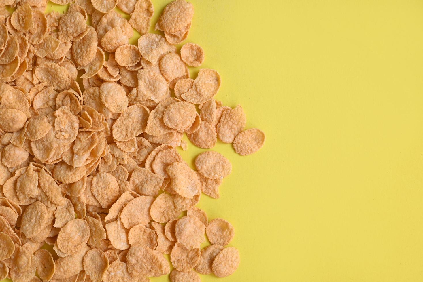 cornflakes sur fond jaune, cornflakes petit-déjeuner et collation pour un concept d'alimentation saine, petit-déjeuner matinal céréales complètes fraîches photo