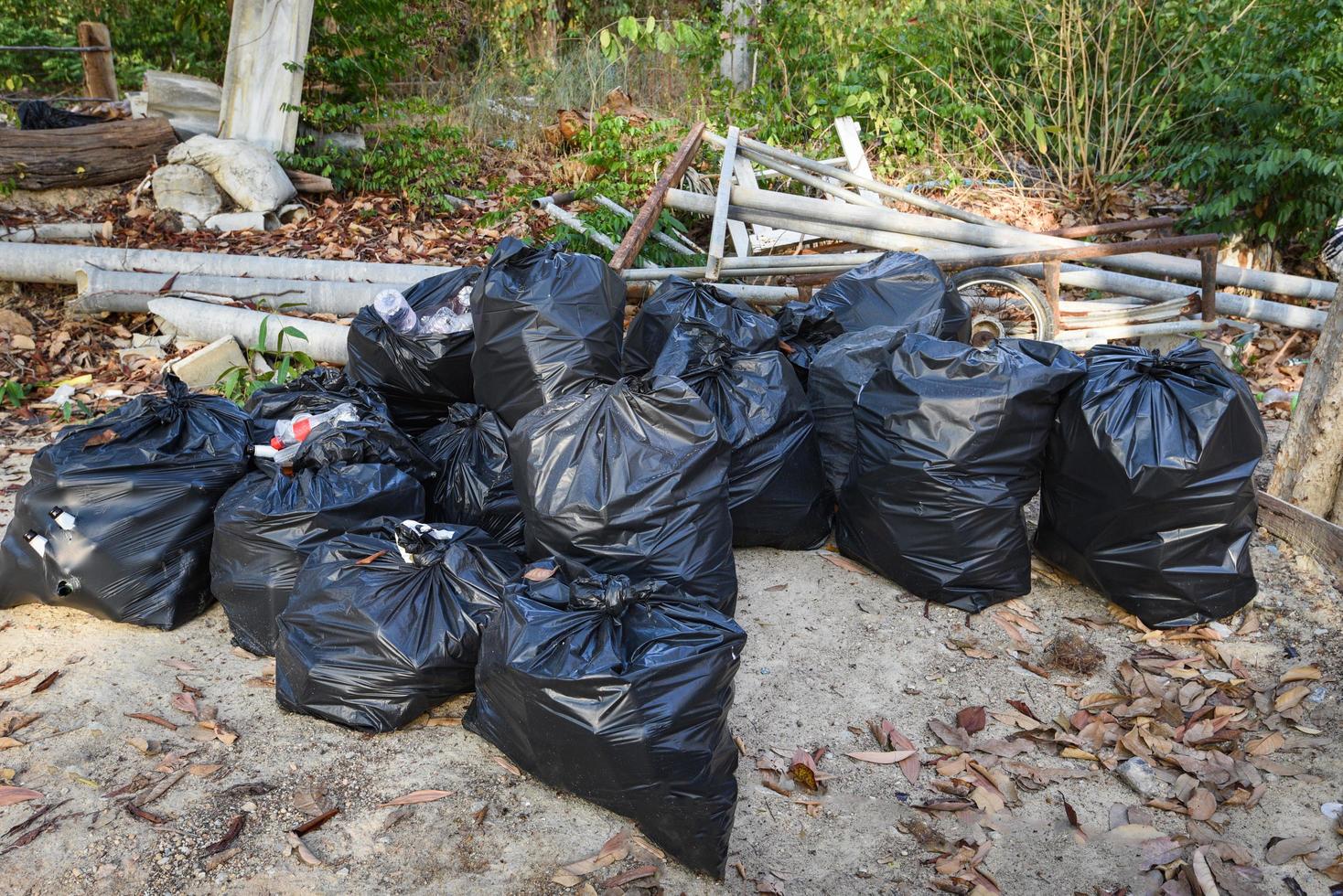 tas de sacs en plastique à ordures dans le sac à ordures nature en attente de collecte de recyclage - pollution du concept de gestion des déchets photo