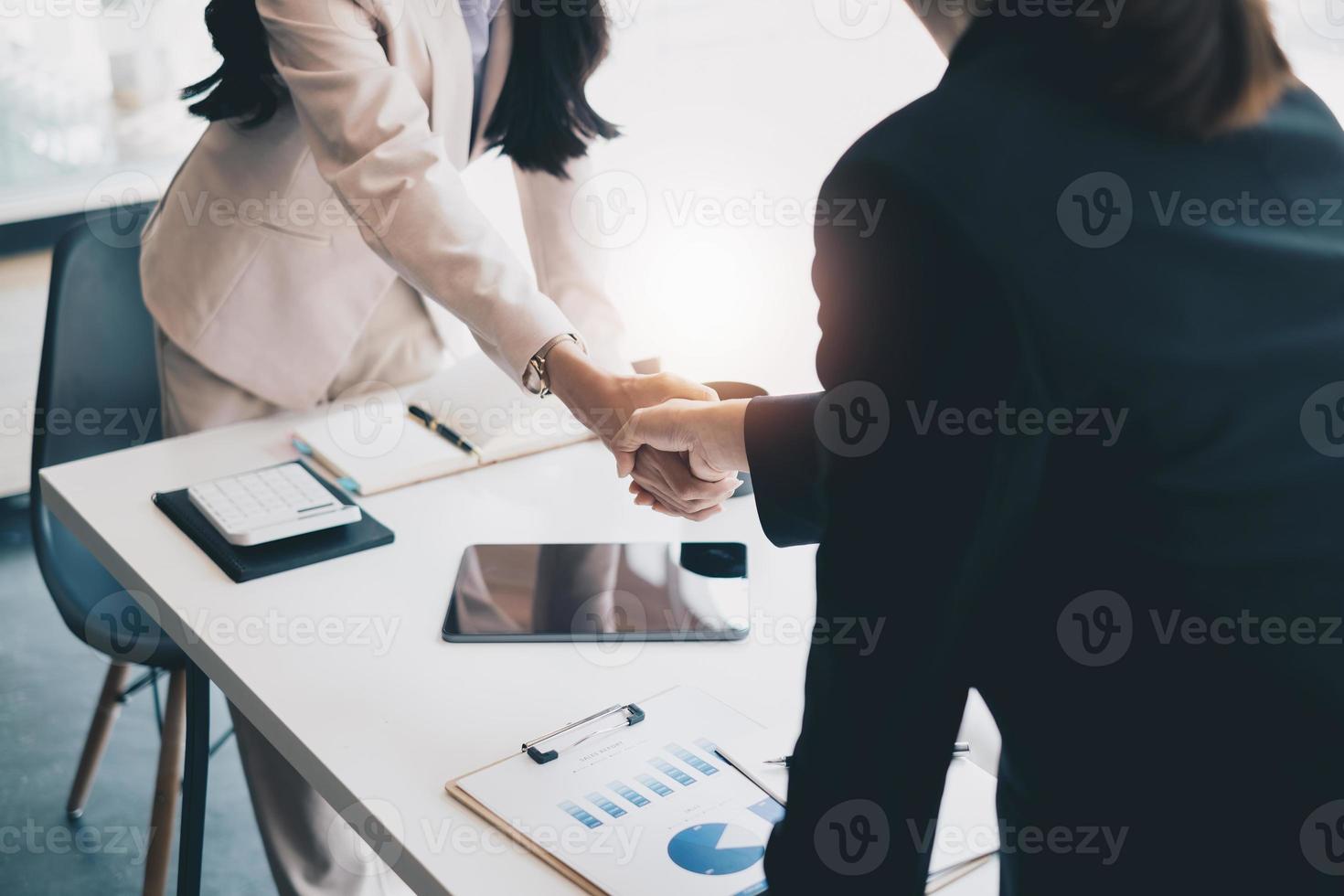 concept de réunion de partenariat commercial. image poignée de main des femmes d'affaires. les gens d'affaires prospères se serrent la main après une bonne affaire. concept de soutien de groupe. photo