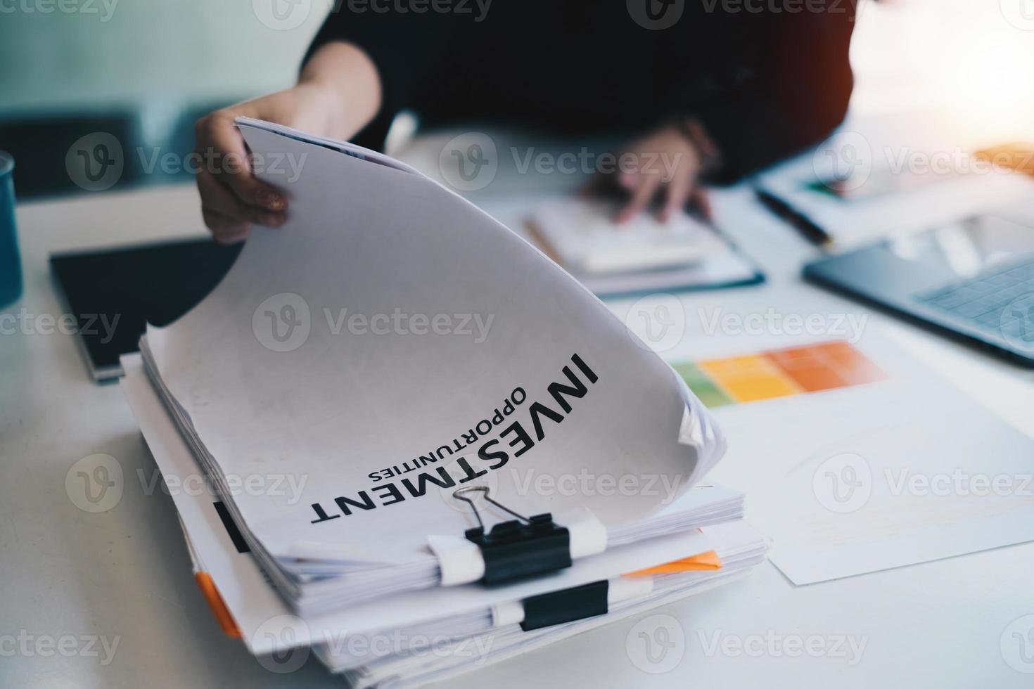 consultation des gestionnaires de fonds et discussion sur l'analyse du marché boursier d'investissement. concept financier d'entreprise. photo