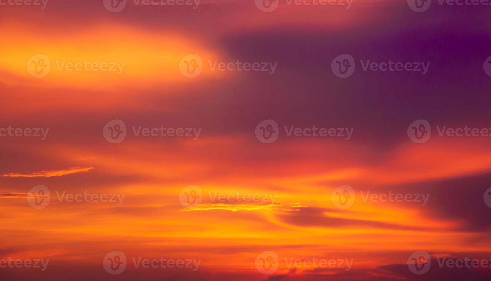 arrière-plan nuageux abstrait, belles traînées naturelles de ciel et de nuages, ciel rouge au coucher du soleil photo