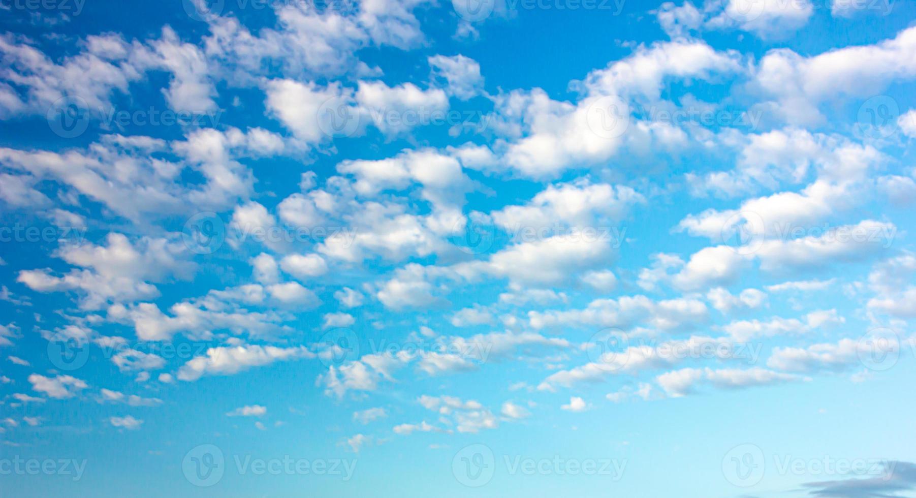 arrière-plan nuageux abstrait, belles traînées naturelles de ciel et de nuages. beau paysage naturel. photo