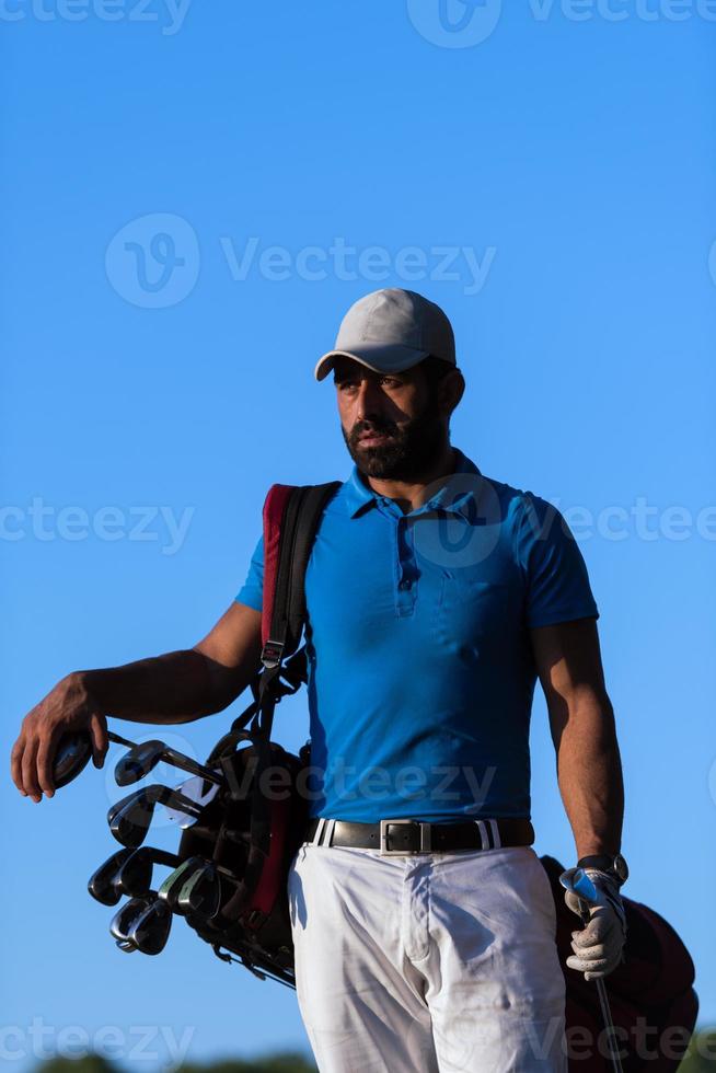 portrait de golfeur au terrain de golf au coucher du soleil photo