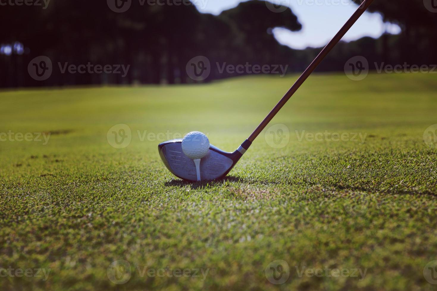 joueur de golf plaçant la balle sur le tee photo