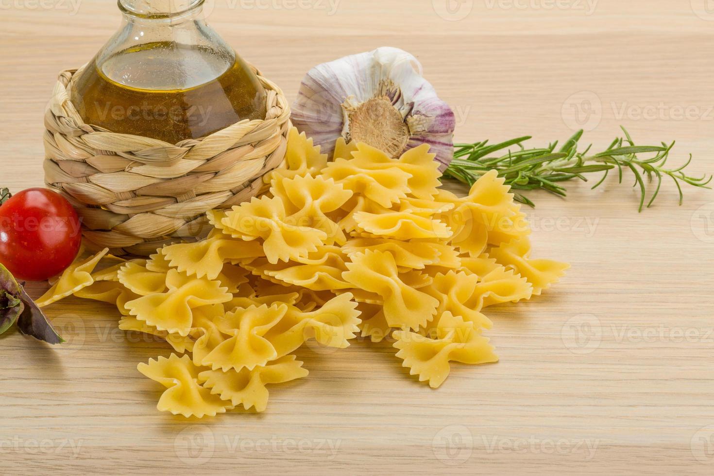 farfalle sur fond de bois photo