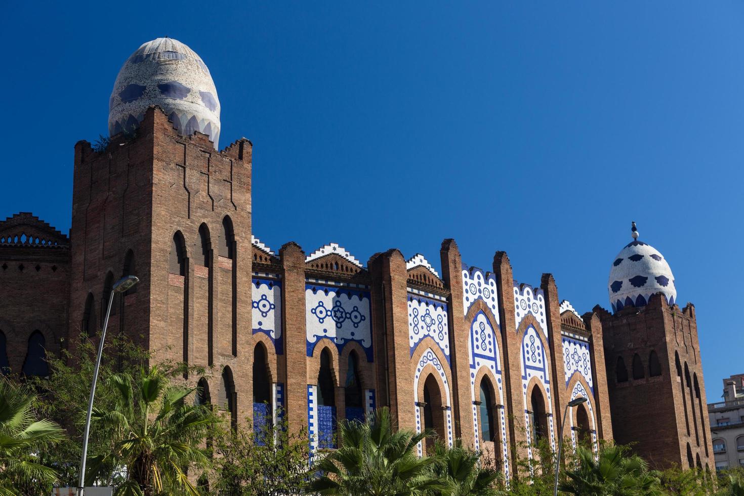 barcelone, espagne, 2022 - arènes de barcelone la mosaïque monumentale détail d'oeufs à gran via photo