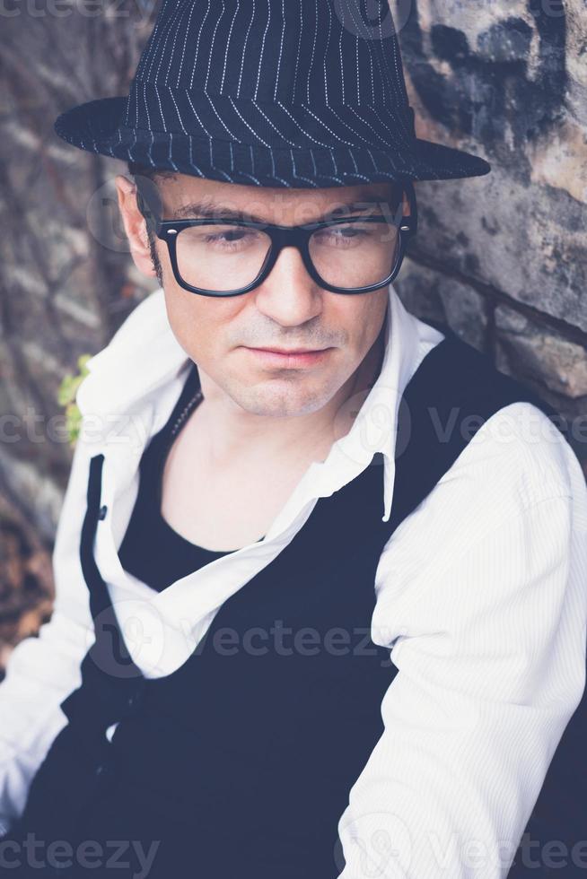 portrait d'un homme triste et pensif avec chapeau fedora. photo