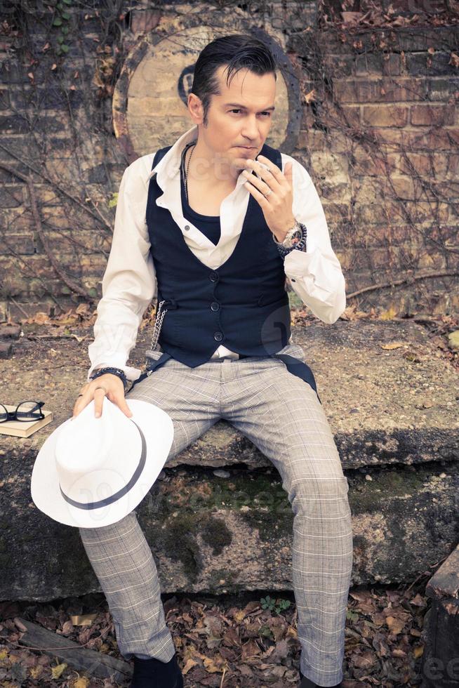 homme de style fedora fumant une cigarette. photo