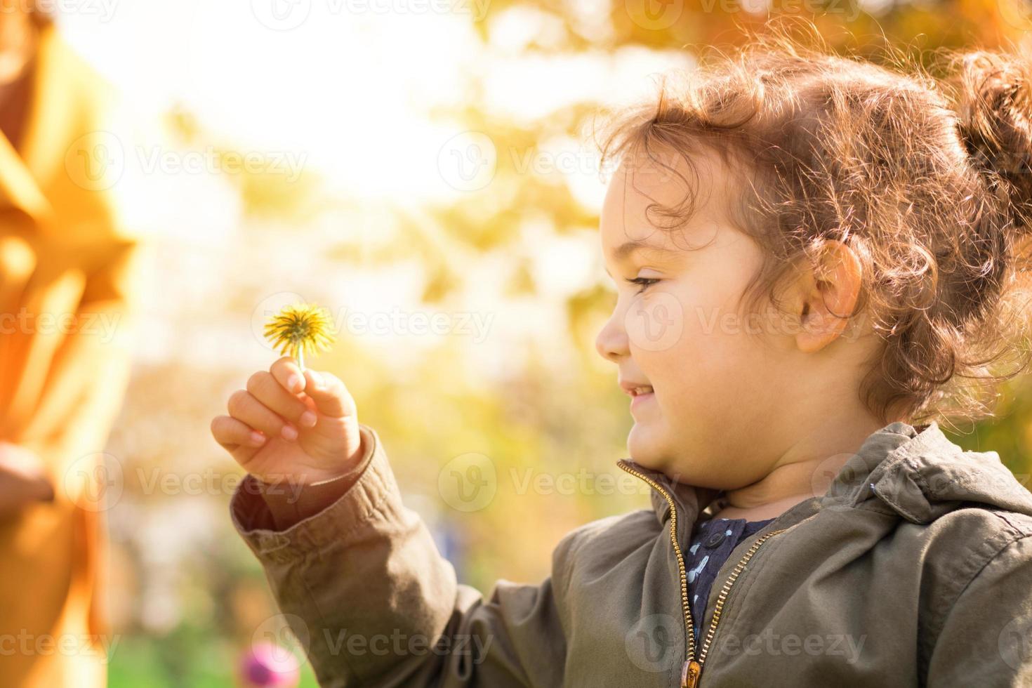 jolie petite fille avec pissenlit. photo