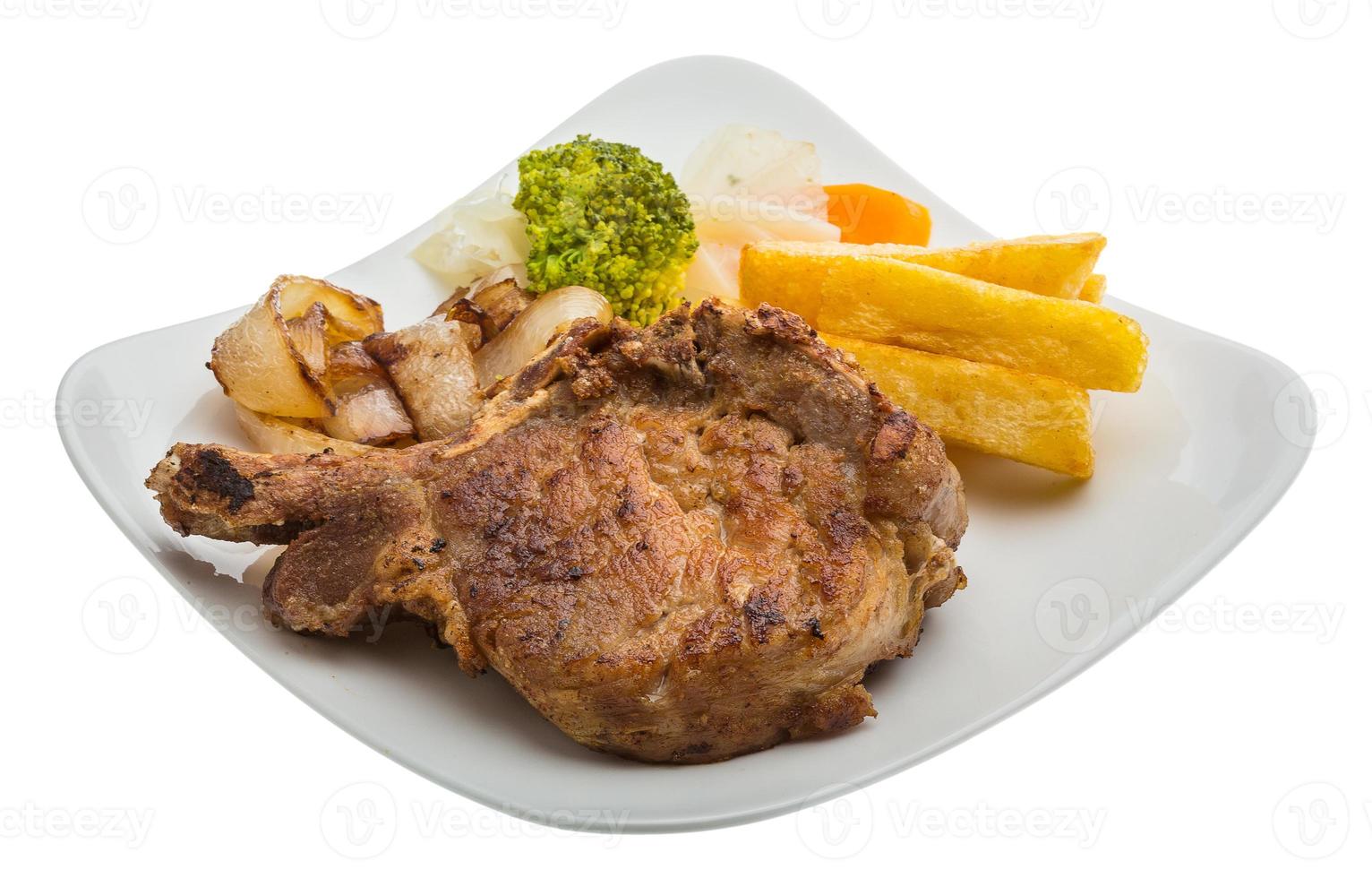 t-bone steak sur la plaque et fond blanc photo