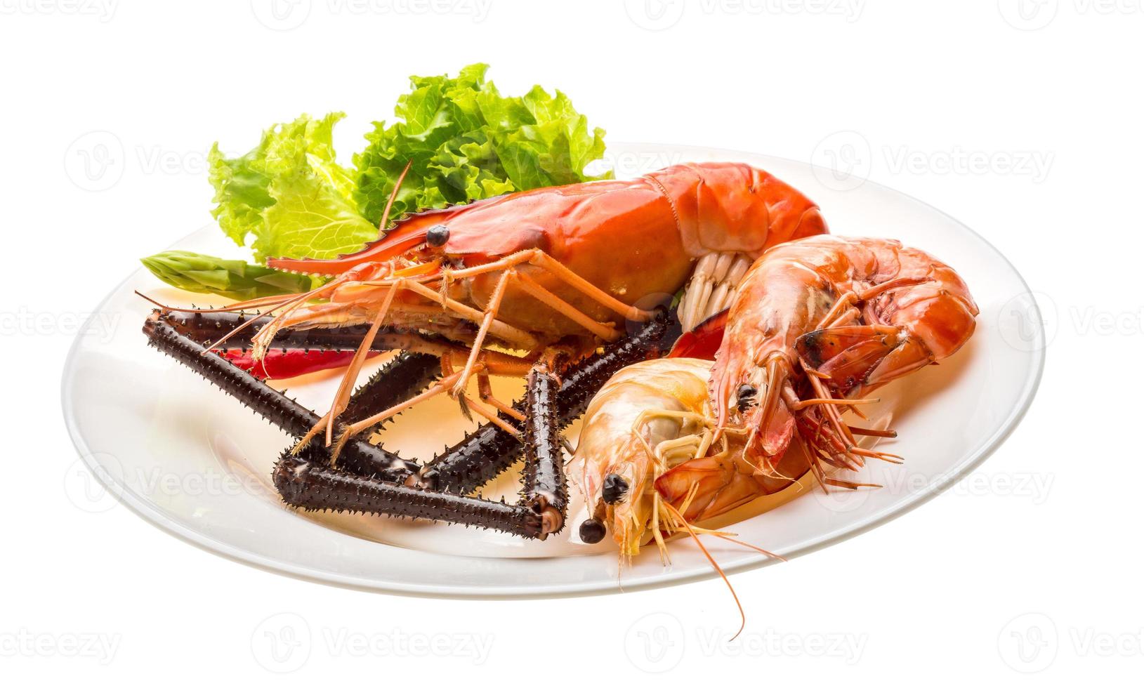 crevettes géantes d'eau douce et crevettes géantes crevettes tigrées sur l'assiette et fond blanc photo