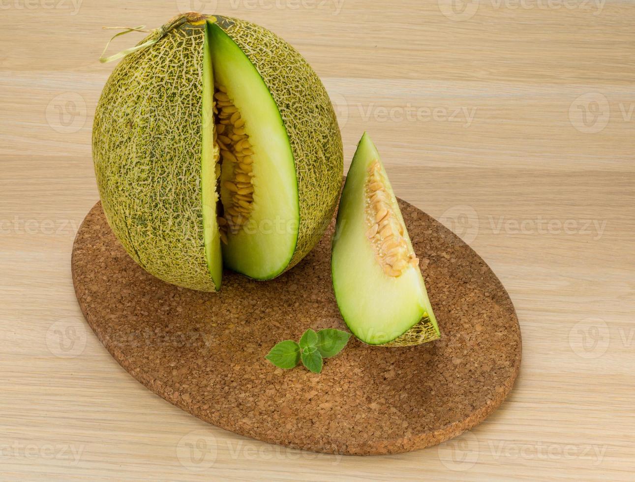 melon sur fond de bois photo