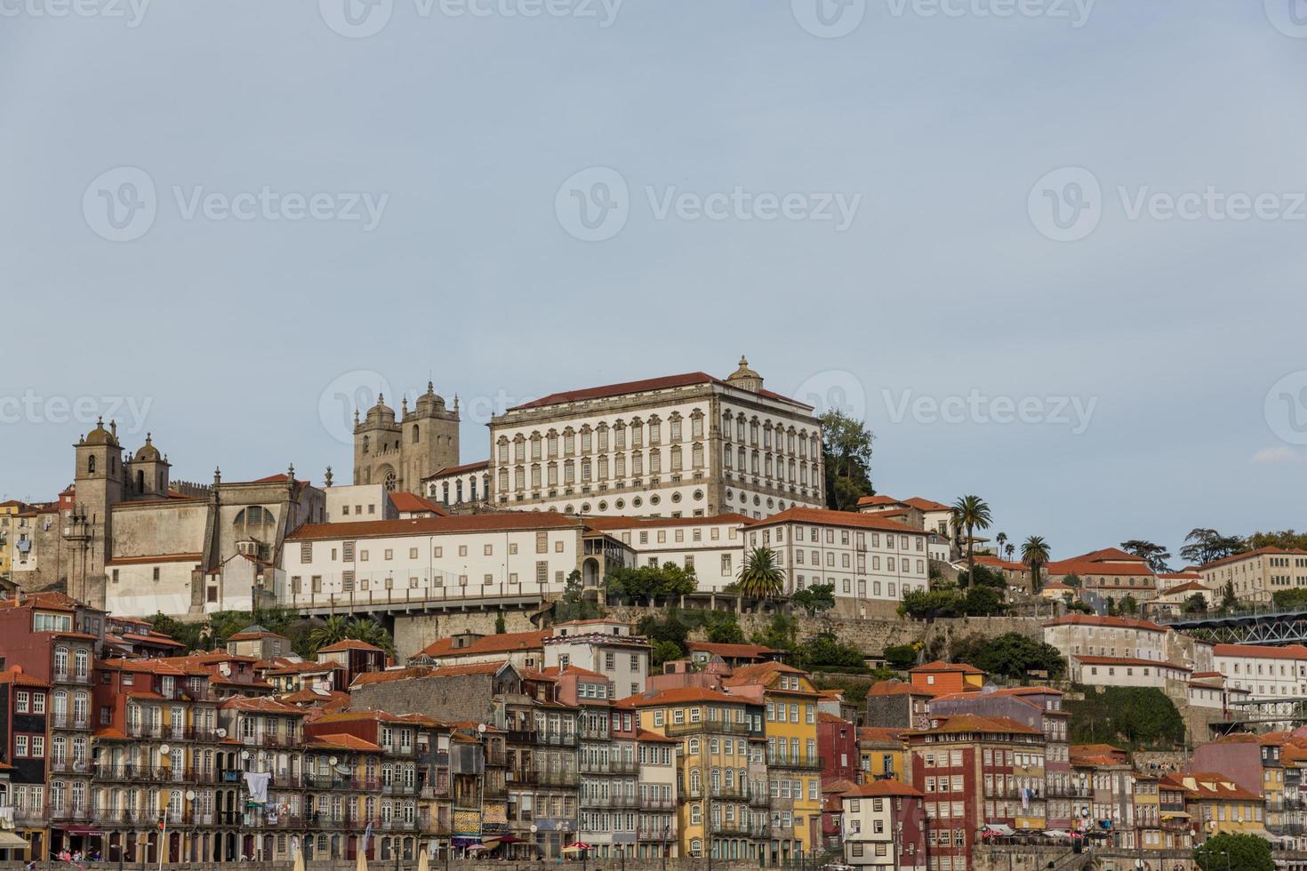 vue sur la ville de porto au bord de la rivière ribeira et bateaux à vin rabelo sur le fleuve douro portugal une ville du patrimoine mondial de l'unesco. photo