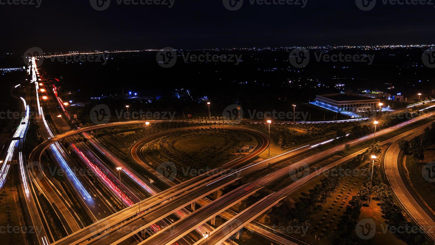 sur l'autoroute de la ville la nuit - vue à vol d'oiseau - drone - vue de dessus photo