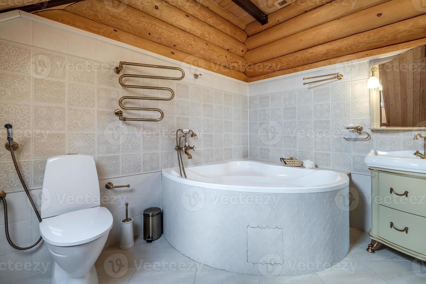 robinet d'eau en métal avec évier et robinet pour ouvrir et réguler l'eau froide ou chaude dans une salle de bain chère. photo