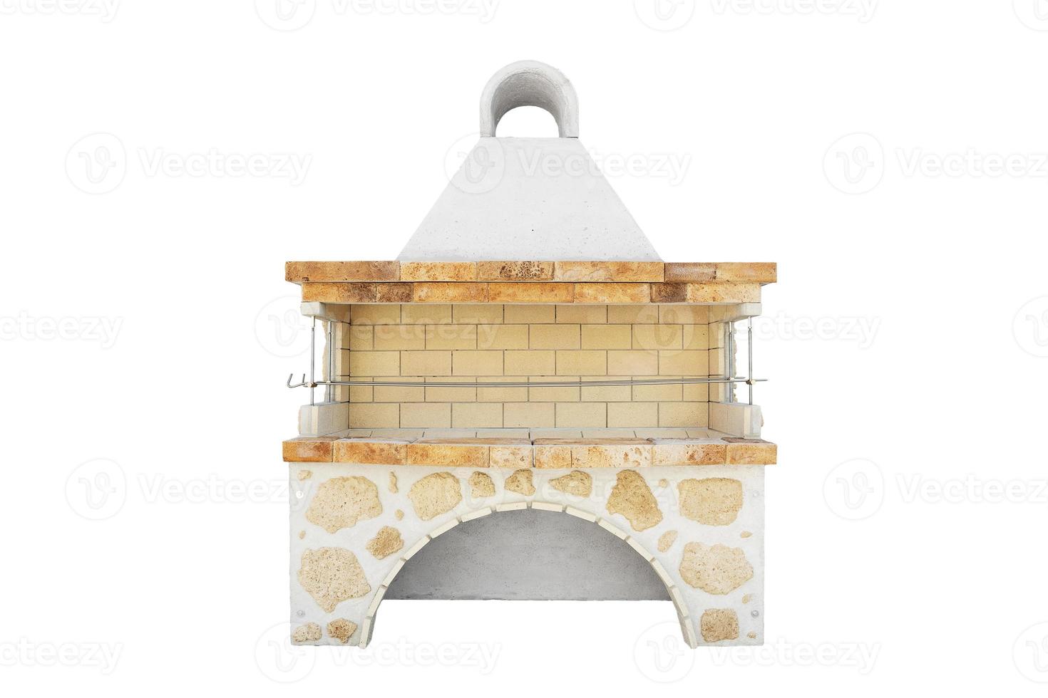 grand barbecue cheminée ouverte pour les repas de cuisson. barbecue extérieur. cuisine d'été ouverte. barbecue en briques sur la cour arrière. isolé sur fond blanc. photo