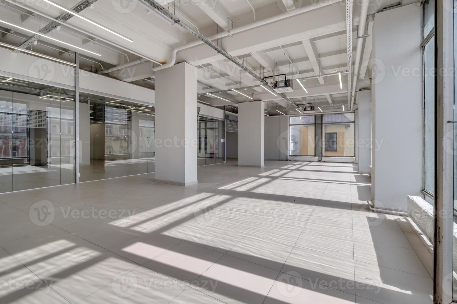 intérieur de salle vide blanc moderne avec colonnes et fenêtres panoramiques. pièce pour bureau ou magasin photo