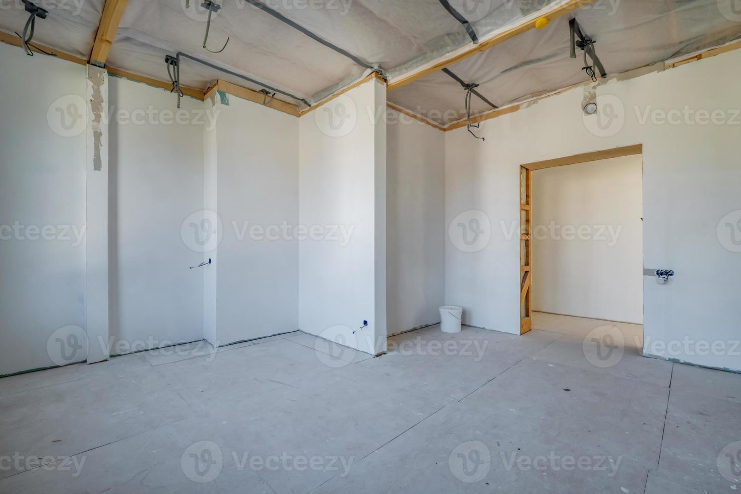 chambre vide non meublée avec un minimum de réparations préparatoires. intérieur aux murs blancs photo