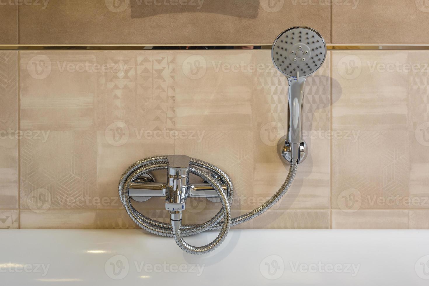 Lavabo avec robinet d'eau dans une salle de bains chère avec fixation murale pour douche photo