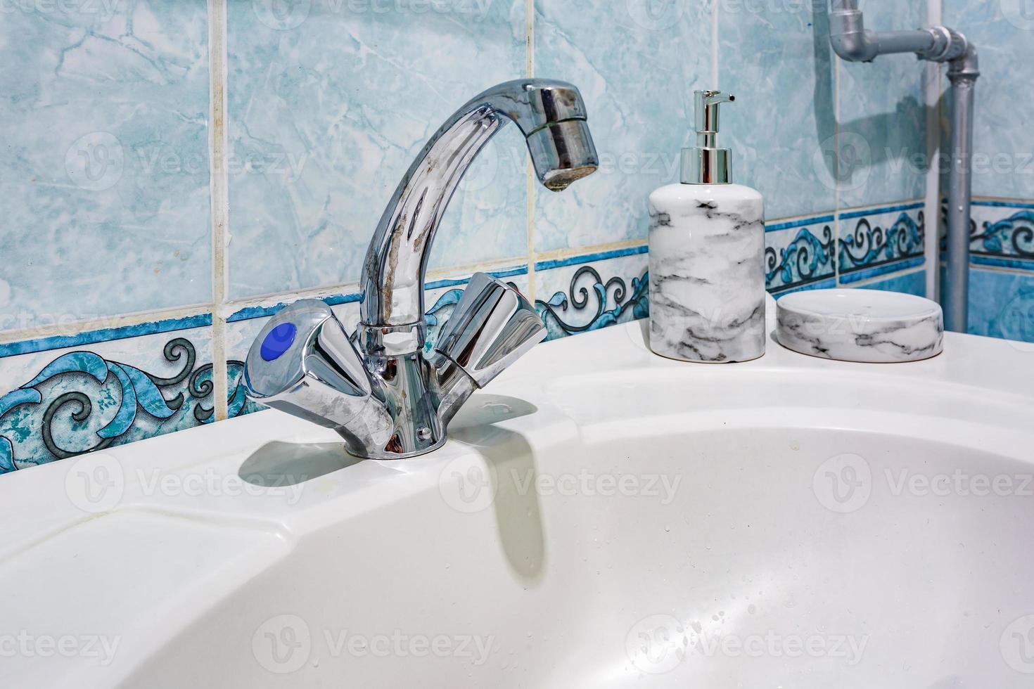 évier de robinet d'eau avec robinet dans une salle de bains loft chère.  détail d'une cabine de douche d'angle avec fixation murale 10923913 Photo  de stock chez Vecteezy