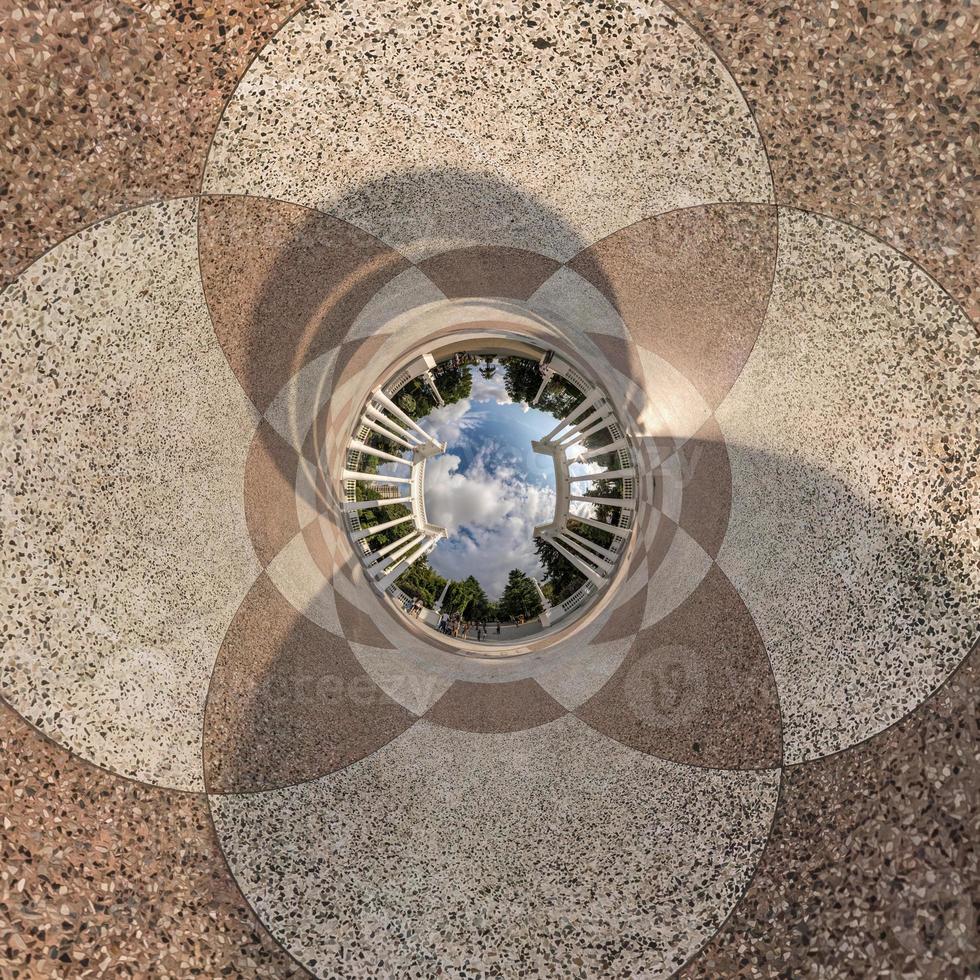 inversion de la petite planète bleue transformation du panorama sphérique à 360 degrés. vue aérienne abstraite sphérique sur le terrain avec de beaux nuages impressionnants. courbure de l'espace. photo