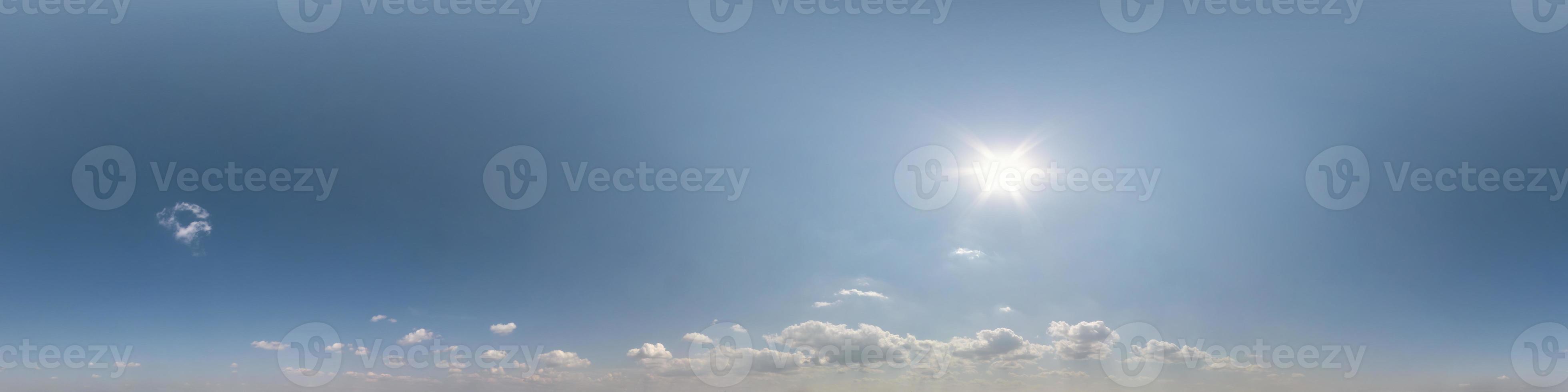 ciel bleu clair. panorama hdri harmonieux vue d'angle à 360 degrés avec zénith pour une utilisation dans les graphiques 3d ou le développement de jeux comme dôme du ciel ou modification d'un tir de drone photo