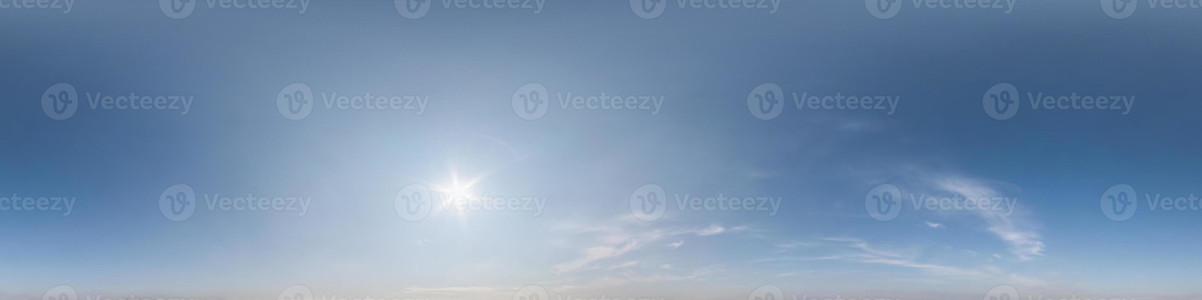 ciel bleu clair avec de beaux nuages blancs. panorama hdri harmonieux vue d'angle à 360 degrés avec zénith pour une utilisation dans les graphiques 3d ou le développement de jeux comme dôme du ciel ou modification d'un tir de drone photo