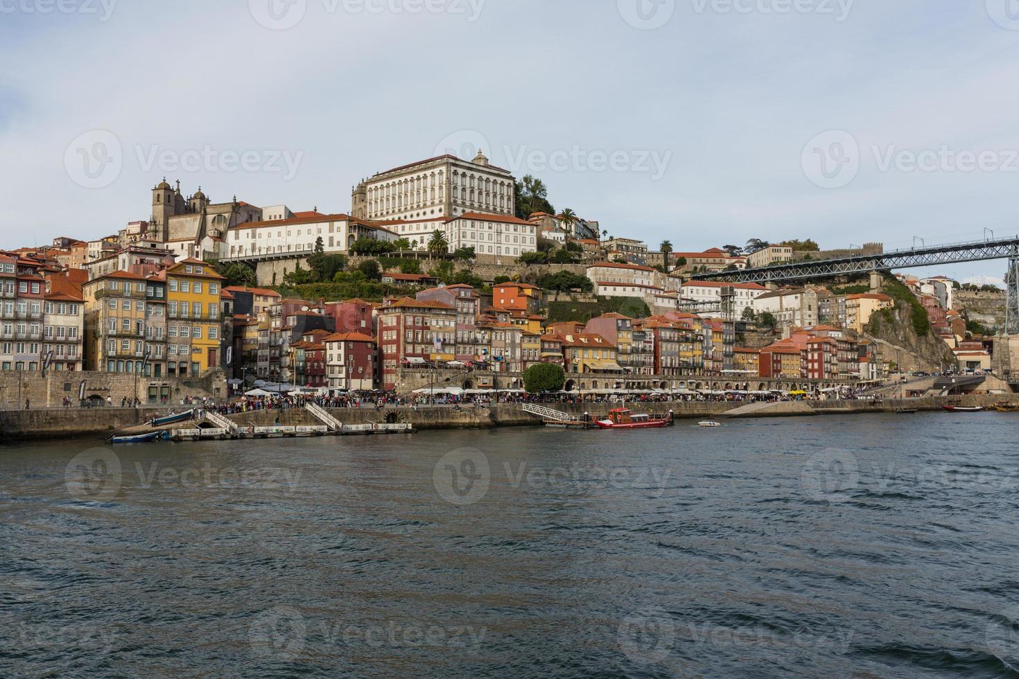 vue sur la ville de porto au bord de la rivière ribeira et bateaux à vin rabelo sur le fleuve douro portugal une ville du patrimoine mondial de l'unesco. photo