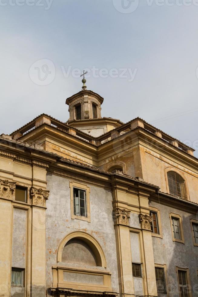 grande église au centre de rome, italie. photo