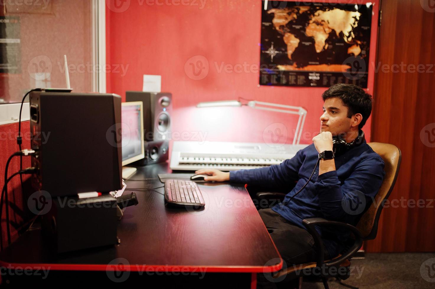 jeune chanteuse asiatique avec microphone enregistrant une chanson dans un studio de musique d'enregistrement avec un producteur de son. photo