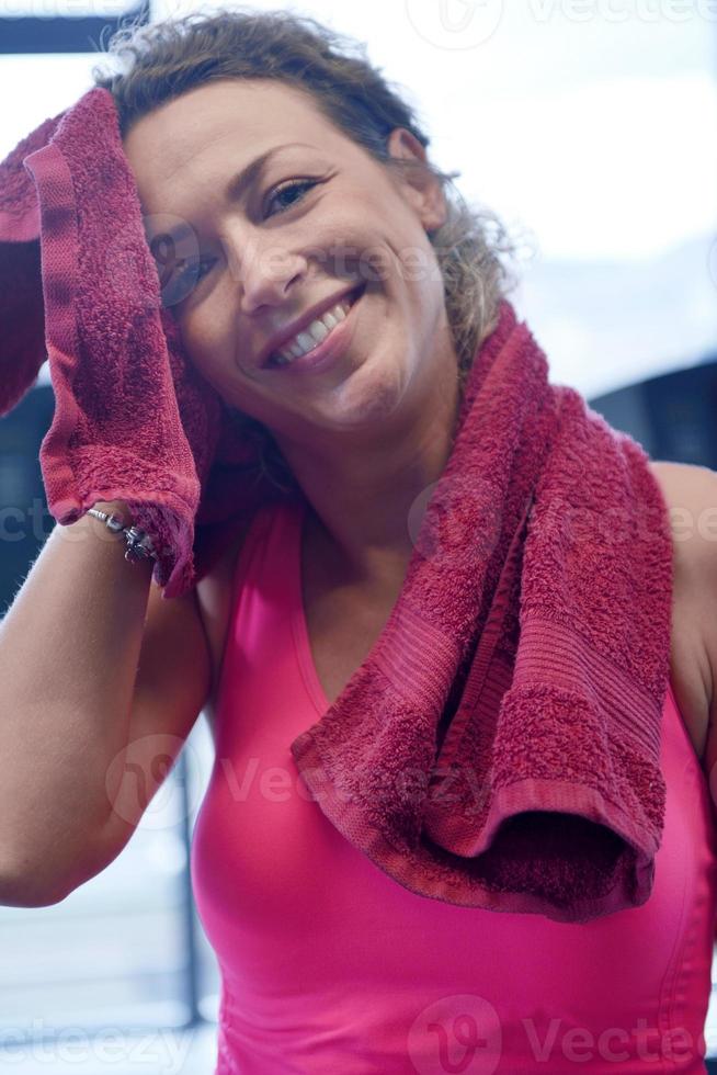 femme faisant de l'exercice sur un tapis roulant dans une salle de sport photo