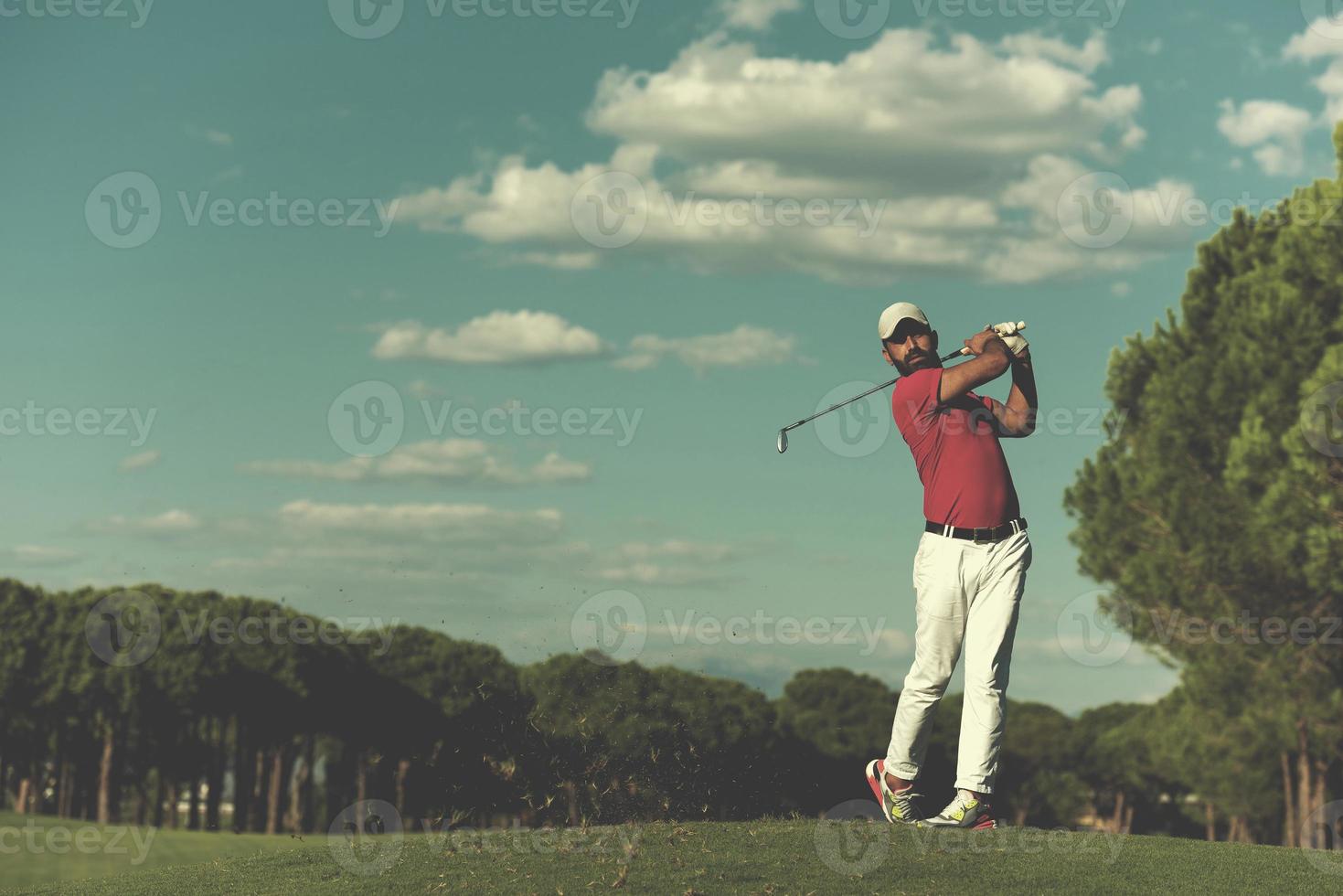 joueur de golf frappant un long coup photo